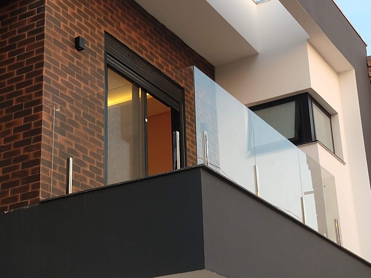 Inox 304 vs. 316: Qual a Escolha Certa para o seu Guarda-corpo em Vidro?