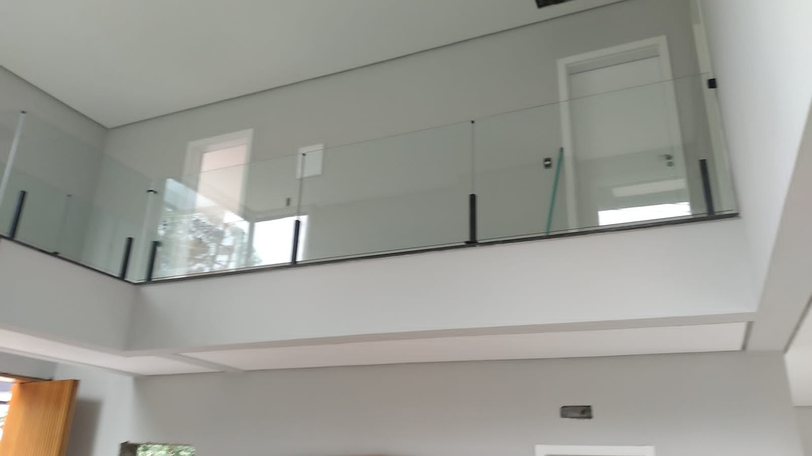 Segurança e Elegância: Tudo sobre Guarda-Corpo e Corrimão em Aço Inox e Vidro Conforme as Normas ABNT e PPCI