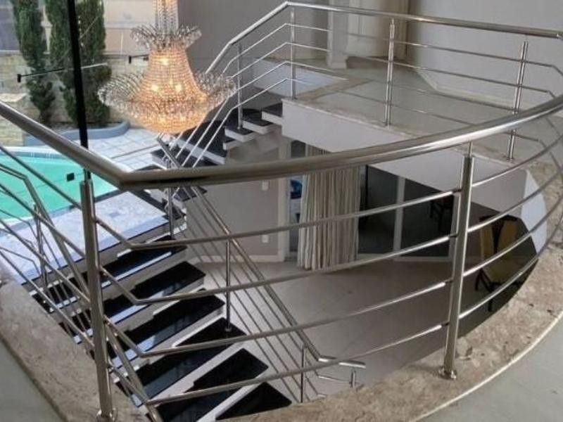 Qual é o tipo de inox que não enferruja em guarda-corpos e corrimãos?