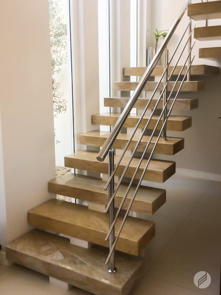 O Guia do Inox Colorido: Como a Tecnologia PVD Elevou o Nível da Arquitetura de Luxo