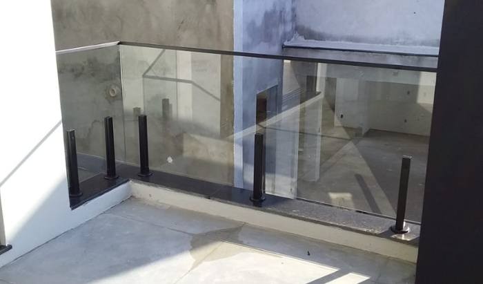 Guarda-Corpo de Vidro para Área Externa com Fixação por Torres: Segurança com Design Sofisticado