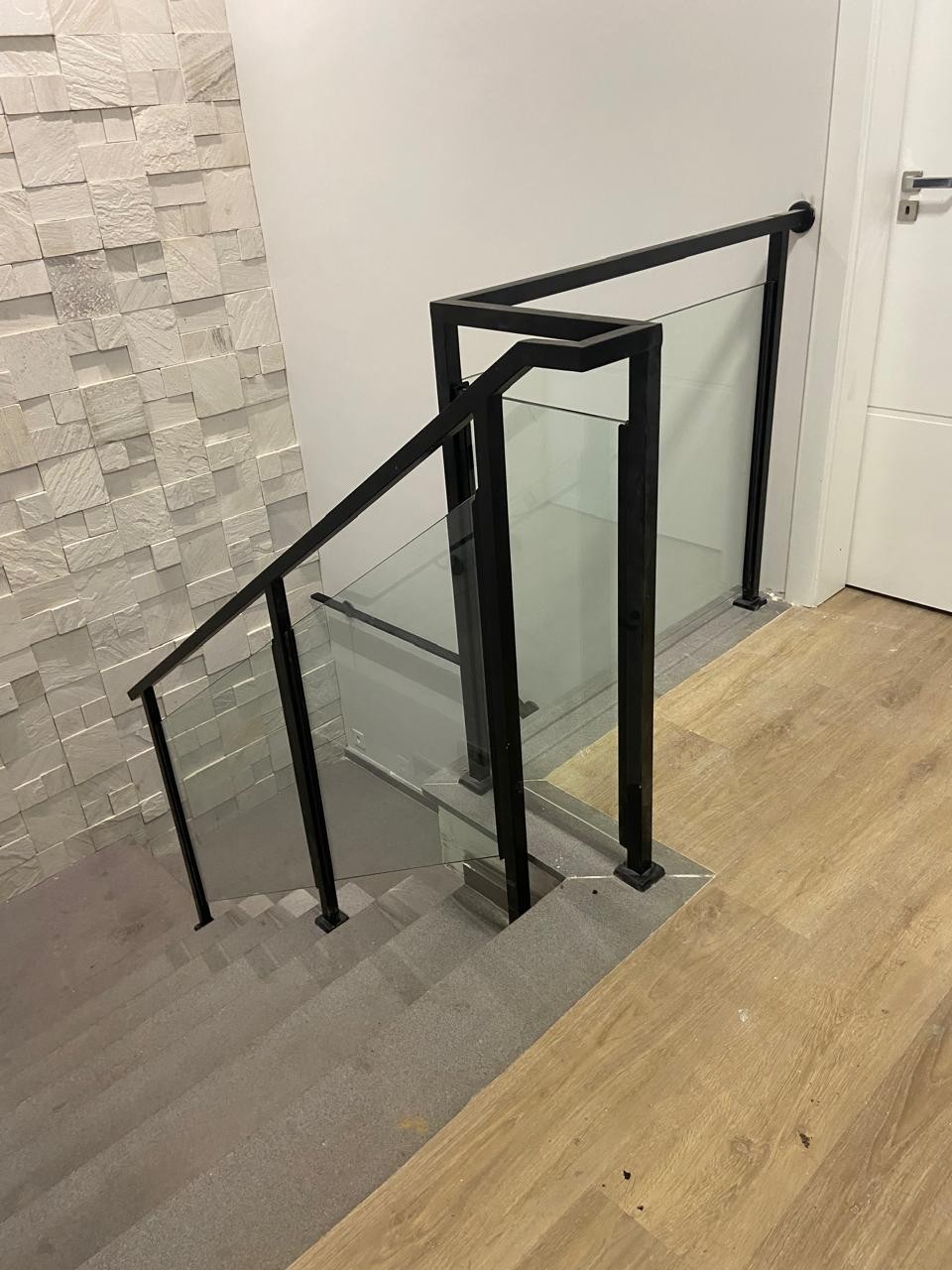 Além do Brilho: Entenda Como Funciona a Pintura em Aço Inox na Inova Inox