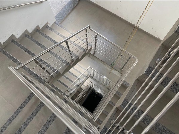 PPCI 2026: 7 erros em corrimãos e guarda-corpos que fazem condomínios reprovar na vistoria dos bombeiros