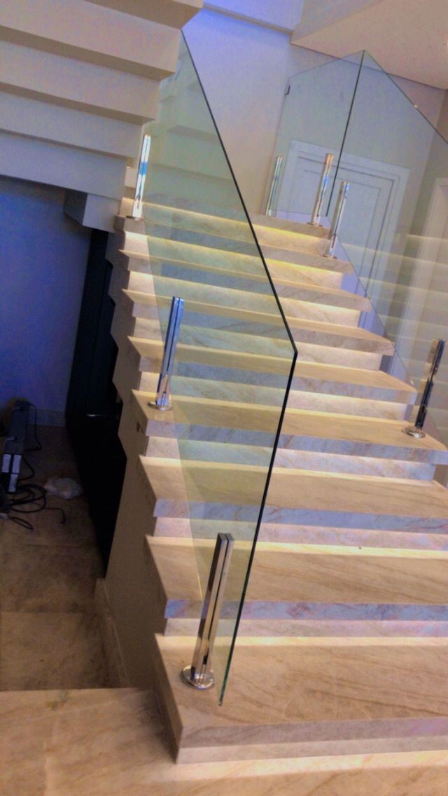 Sistemas de Fixação Embutidos: O Equilíbrio entre Estética Minimalista e Rigidez Estrutural