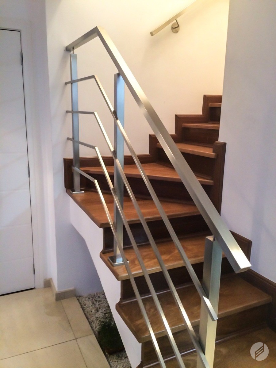 Acabamento Polido vs. Escovado: Qual o melhor para seu projeto de aço inox?