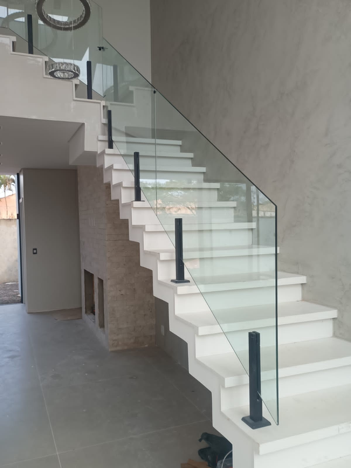 Torres ou Embutidos? Como escolher o sistema de fixação ideal para seu guarda-corpo