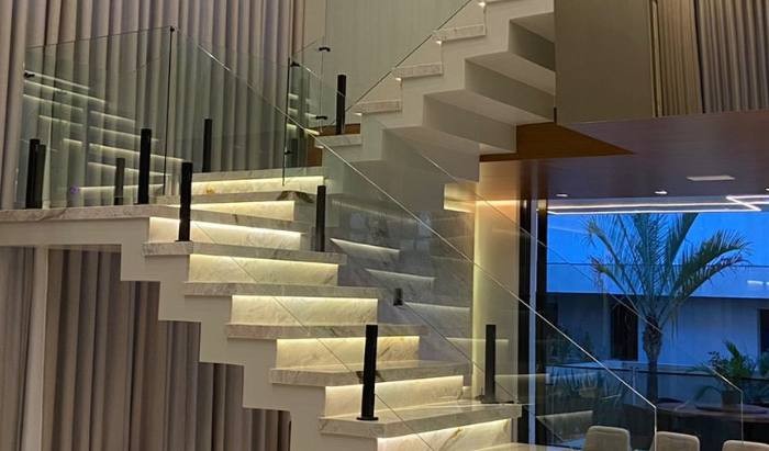 Guarda-Corpo com Fixação Pinça e Vidro: Segurança e Design Contemporâneo para Ambientes Modernos